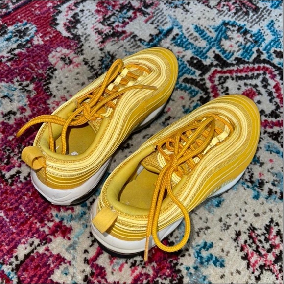 yellow nike air max 97's
barely worn
size 6.5 womens
reflective
originally $175 - Picture 2 of 4